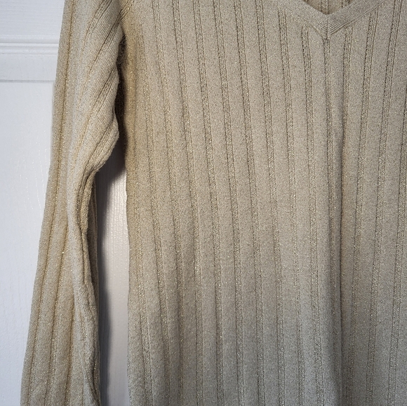 White House Black Market Beige With Gold Metalic Ribbed V-Neck Sweater Size  M - Picture 8 of 8